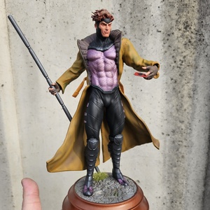 Gambit X-Men szobor, resin 3d nyomtatott, 12k felbontással, kézzel festve, Otthon & Életmód, Dekoráció, Asztal és polc dekoráció, Könyvszobor, Festészet, Festett tárgyak, MESKA