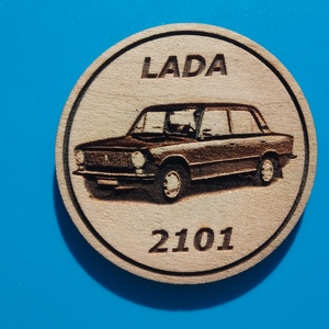 Lada 2101 mintás hűtőmágnes. Ladás gravírozás. (Az autó eredeti szine: piros.) - otthon & életmód - konyhafelszerelés, tálalás - konyhai dekoráció - hűtőmágnes - Meska.hu