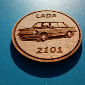 Lada 2101 mintás hűtőmágnes. Ladás gravírozás. (Az autó eredeti szine: piros.), Otthon & Életmód, Konyhafelszerelés, tálalás, Konyhai dekoráció, Hűtőmágnes, Gravírozás, pirográfia, MESKA