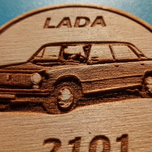 Lada 2101 mintás hűtőmágnes. Ladás gravírozás. (Az autó eredeti szine: piros.) - otthon & életmód - konyhafelszerelés, tálalás - konyhai dekoráció - hűtőmágnes - Meska.hu