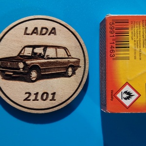 Lada 2101 mintás hűtőmágnes. Ladás gravírozás. (Az autó eredeti szine: piros.) - otthon & életmód - konyhafelszerelés, tálalás - konyhai dekoráció - hűtőmágnes - Meska.hu