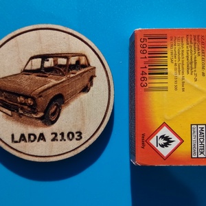 Lada 2103 mintás hűtőmágnes. Ladás gravírozás. - otthon & életmód - konyhafelszerelés, tálalás - konyhai dekoráció - hűtőmágnes - Meska.hu