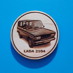 Lada 2104 mintás hűtőmágnes. Ladás gravírozás. (piros), Otthon & Életmód, Konyhafelszerelés, tálalás, Konyhai dekoráció, Hűtőmágnes, Gravírozás, pirográfia, MESKA