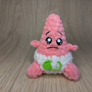 Baby Patrick, horgolt kulcstartó vagy táskadísz, 8 cm - játék & sport - plüssállat & játékfigura - plüss mesefigurák - Meska.hu