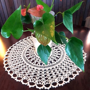 57 cm-es kerek horgolt terítő (mandala), Otthon & Életmód, Dekoráció, Asztal és polc dekoráció, Horgolt & Csipketerítő, Horgolás, MESKA