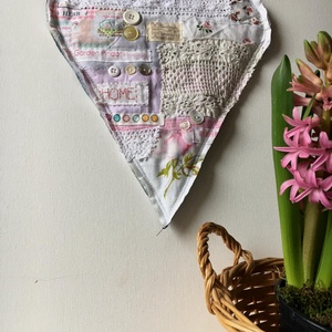 SHABBY CHIC HEART. Szív alakú függődísz, Otthon & Életmód, Dekoráció, Ajtó- és ablak dekoráció, Ajtódísz & Kopogtató, Varrás, Hímzés, MESKA