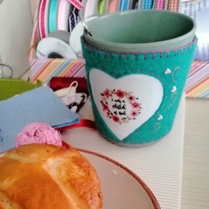 Ölelés idézet, pink gyapjúfilcben- bögremelegítő - otthon & életmód - konyhafelszerelés, tálalás - konyhai tárolás - tea & kávé tárolás - Meska.hu