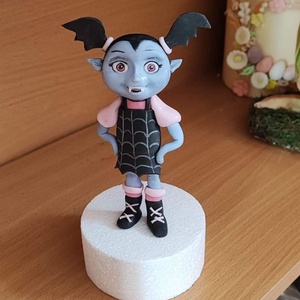 Vampirina 13 cm magas tortadekor cukorfigura , Otthon & Lakás, Konyhafelszerelés, tálalás, Sütés, főzés, Sütidísz, Mindenmás, MESKA