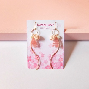 Japán Cseresznyevirág Virágszirom Fülbevaló, Ékszer, Fülbevaló, Lógó fülbevaló, Csomózás, This earring is made by Tama knot Mizuhiki with acrylic sakura petals. 
.
The spring is already aro..., MESKA