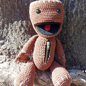 Sackboy dekoratív jellegű horgolt játék, Játék & Sport, Plüssállat & Játékfigura, Szörnyike, Horgolás, MESKA