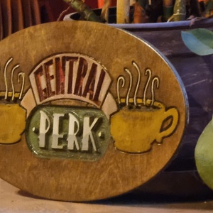 Central Perk gravírozott fatábla, Otthon & Életmód, Dekoráció, Fali és függő dekoráció, Falra akasztható dekor, Famegmunkálás, MESKA