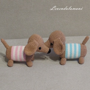 Horgolt tacskó kutya (kék csíkos) amigurumi - játék & sport - plüssállat & játékfigura - kutya - Meska.hu