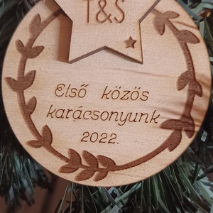 Első közös karácsonyunk karácsonyfadísz monogrammal, Karácsony, Karácsonyi lakásdekoráció, Karácsonyfadíszek, Gravírozás, pirográfia, Famegmunkálás, MESKA