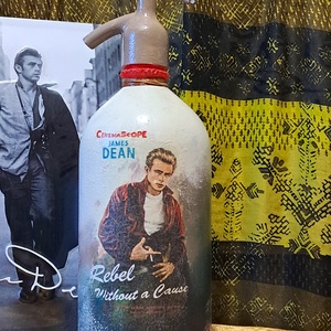 James Dean szódásüveg, Otthon & Életmód, Dekoráció, Asztal és polc dekoráció, Asztaldísz, Decoupage, transzfer és szalvétatechnika, Festett tárgyak, MESKA