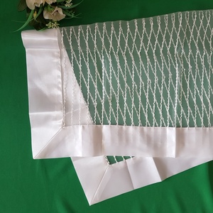 Hófehér és átlátszó organza asztalterítő szatén széllel - 80x80cm, Esküvő, Dekoráció, Asztaldísz, Varrás, MESKA