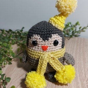 Horgolt Pingvin Sárga Sállal és Sapkával - Amigurumi, Játék & Sport, Plüssállat & Játékfigura, Más figura, Horgolás, MESKA