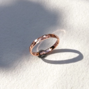   Apró sokszöges rosegold karikagyűrű (14 K) - esküvő - ékszer - karikagyűrű - Meska.hu