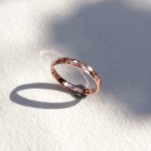   Apró sokszöges rosegold karikagyűrű (14 K) - esküvő - ékszer - karikagyűrű - Meska.hu