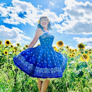 Pinup Rockabilly ruha, kékfestő mintás, piros bordűrös virágos, madeira csipkés, népi, Ruha & Divat, Női ruha, Ruha, Varrás, MESKA