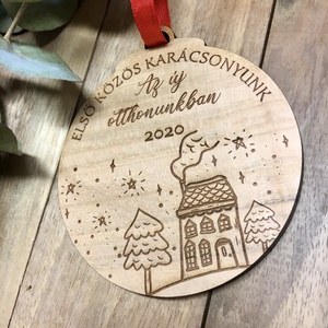 Tömör fából készült első közös otthon karácsonyfadísz egyedi gravírozással - karácsony - karácsonyi lakásdekoráció - karácsonyfadíszek - Meska.hu