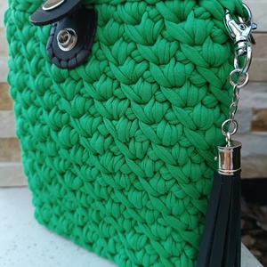 Horgolt crossbody táska, Dirndltasche - zöld pólófonallal - táska & tok - kézitáska & válltáska - válltáska - Meska.hu