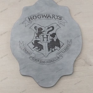 Hogwarts címer (metál szürke), Otthon & Lakás, Dekoráció, Fali és függő dekoráció, Falra akasztható dekor, Decoupage, transzfer és szalvétatechnika, MESKA