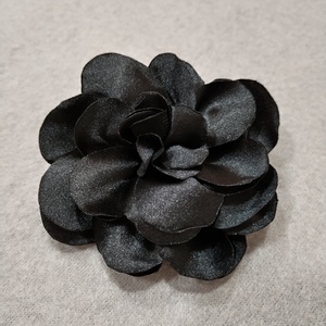 Szatén virágkitüző , Ékszer, Kitűző és Bross, Kitűző, Varrás, MESKA