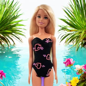 Fekete barbie fürdőruha szivecskékkel  - ruha barbie típusú babákhoz, Játék & Sport, Baba & babaház, Barbie ruhák, Varrás, MESKA