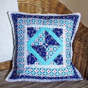 Patchwork díszpárnahuzat kék és türkizkék színben fehér csipkével díszítve (több változat), Otthon & Lakás, Lakástextil, Párna & Párnahuzat, Patchwork, foltvarrás, Varrás, MESKA