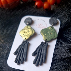 Halloween tök és csontváz mintás hosszú logós fülbevaló. Fekete és zöldesarany színekkel. Polymer clay. Ajándék nőknek. - ékszer - fülbevaló - lógó fülbevaló - Meska.hu