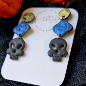 Halloween koponya fityegős, tök és denevér mintás logós fülbevaló. Polymer clay. Ajándék nőknek. - otthon & lakás - dekoráció - halloween - halloweeni ékszerek - Meska.hu