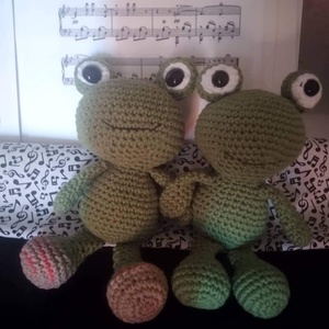 Amigurumi béka, horgolt Breki - játék & sport - plüssállat & játékfigura - kutya - Meska.hu