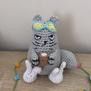 Horgolt tavaszi fáradtsággal küzdő cica amigurumi (Messza), Játék & Sport, Plüssállat & Játékfigura, Cica, Horgolás, Varrás, MESKA