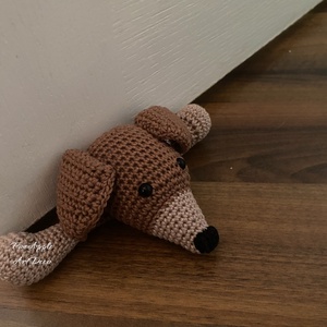 Horgolt tacskó ajtótámasz amigurumi (Messza) - Meska.hu