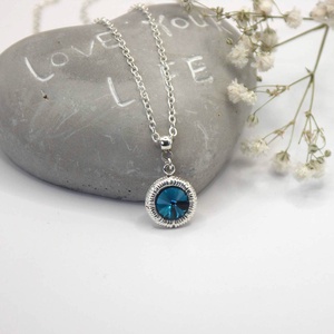 Sötétkék Swarovski kristályos, egyedi készítésú, csíkozott szélű, kerek medálos nyaklánc  Blue Zircon, Ékszer, Nyaklánc, Medálos nyaklánc, Ékszerkészítés, MESKA