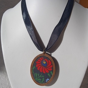 Fa ovális alakú matyó mintás nyaklánc,matyó ékszer,folklór textil ékszer,magyaros nyaklánc,Hungarian folk jewellery - ékszer - nyaklánc - hosszú nyaklánc - Meska.hu