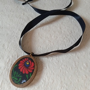 Fa ovális alakú matyó mintás nyaklánc,matyó ékszer,folklór textil ékszer,magyaros nyaklánc,Hungarian folk jewellery - ékszer - nyaklánc - hosszú nyaklánc - Meska.hu