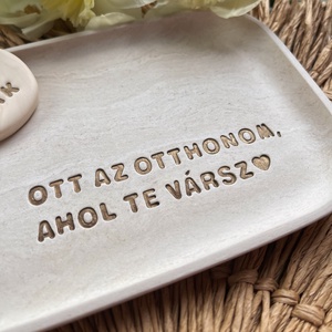 OTT AZ OTTHONOM, AHOL TE VÁRSZ - NAGY ÉKSZERTARTÓ TÁLKA FELIRATTAL, Otthon & Életmód, Dekoráció, Asztal és polc dekoráció, Dekorációs tál, tartó, Gyurma, MESKA