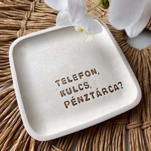 TELEFON, KULCS, PÉNZTÁRCA? - KÖZEPES ÉKSZERTARTÓ TÁLKA FELIRATTAL, Otthon & Életmód, Dekoráció, Asztal és polc dekoráció, Dekorációs tál, tartó, Gyurma, MESKA